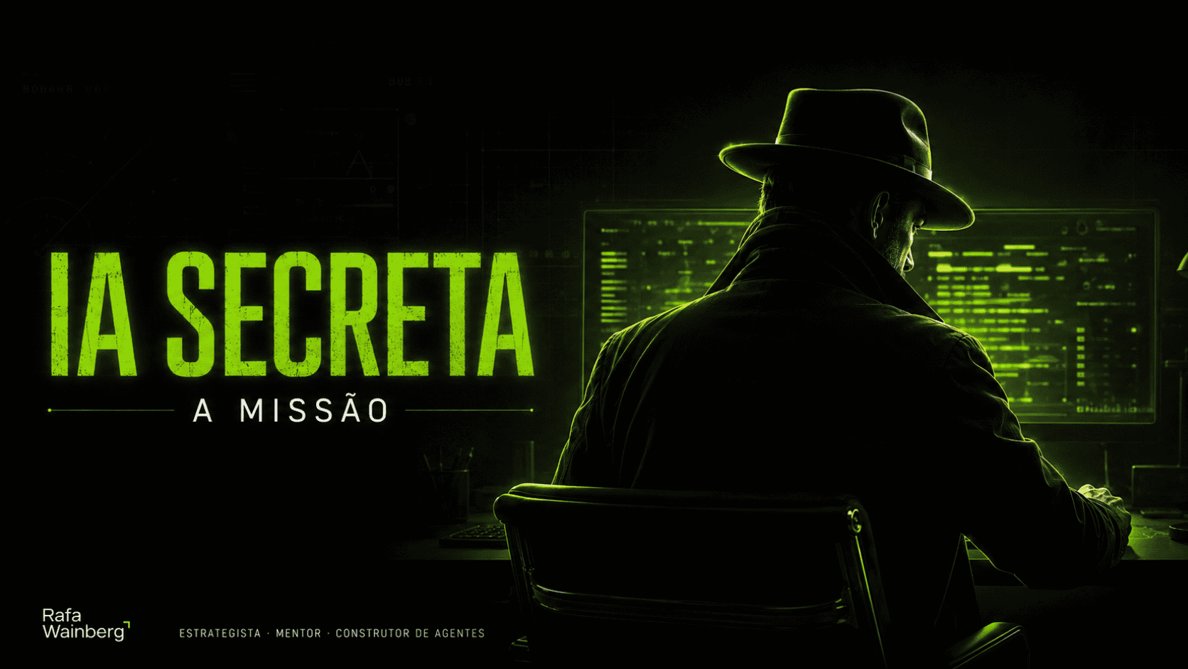 Agente de fedora e sobretudo de costas, diante de monitores com código verde, arte principal do Curso IA Secreta: A Missão